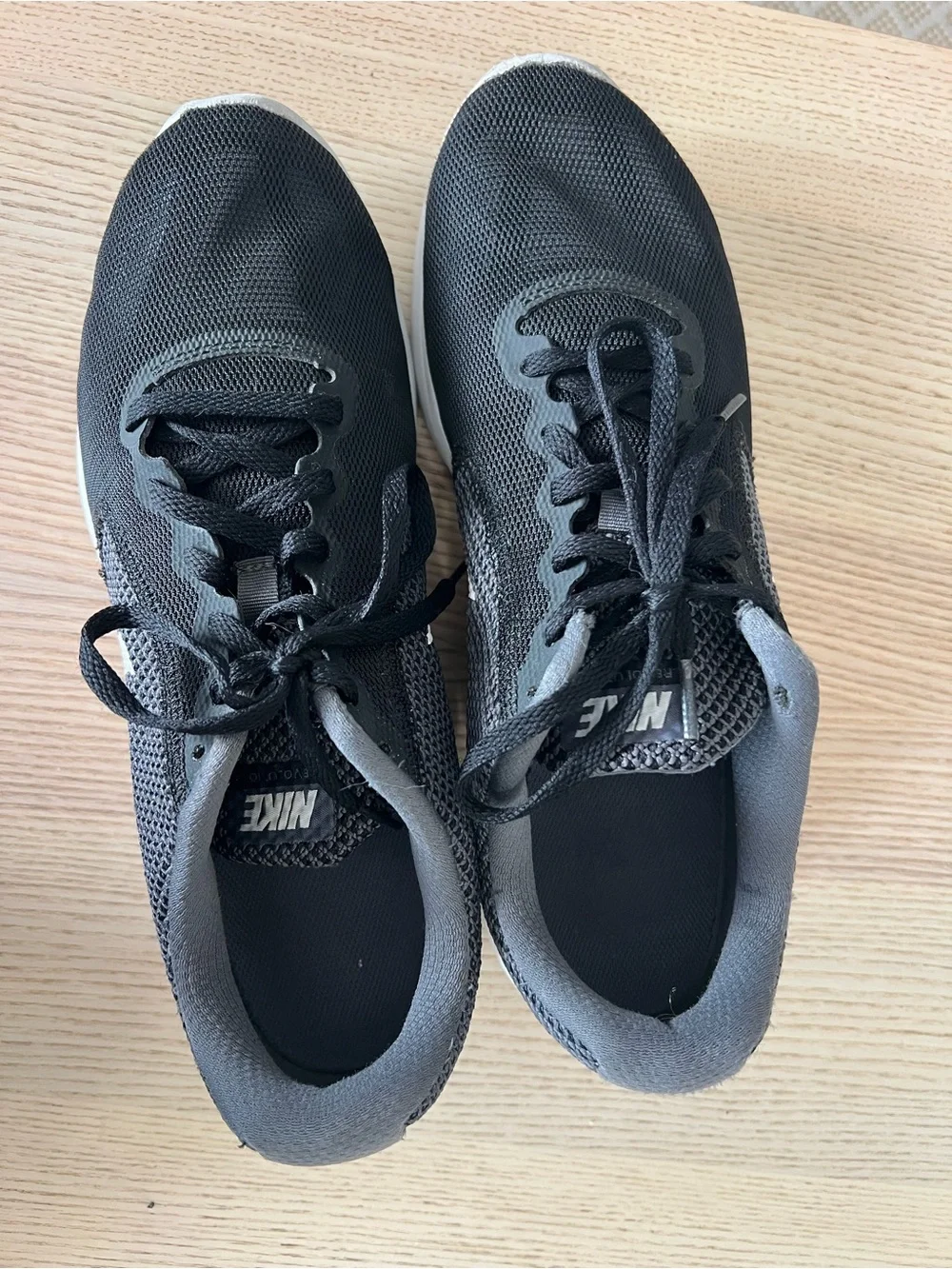 Nike Revolution 3 Men’s sneaker / Black, white & gray / Size: 10 / Lifestyle